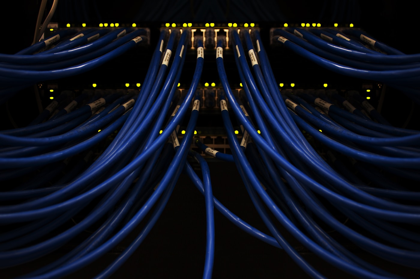 Cableado de red conectado a equipos de comunicaciones