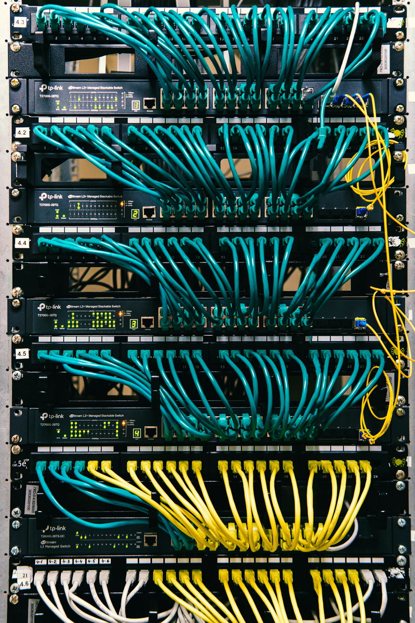 Rack de comunicaciones con cableado estructurado
