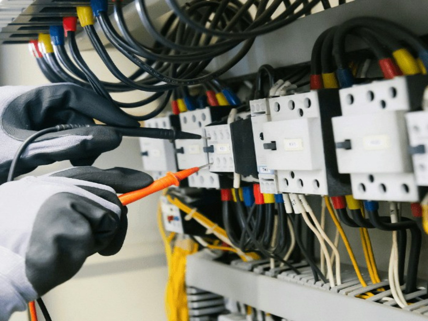 Técnico certificado verificando un tablero eléctrico