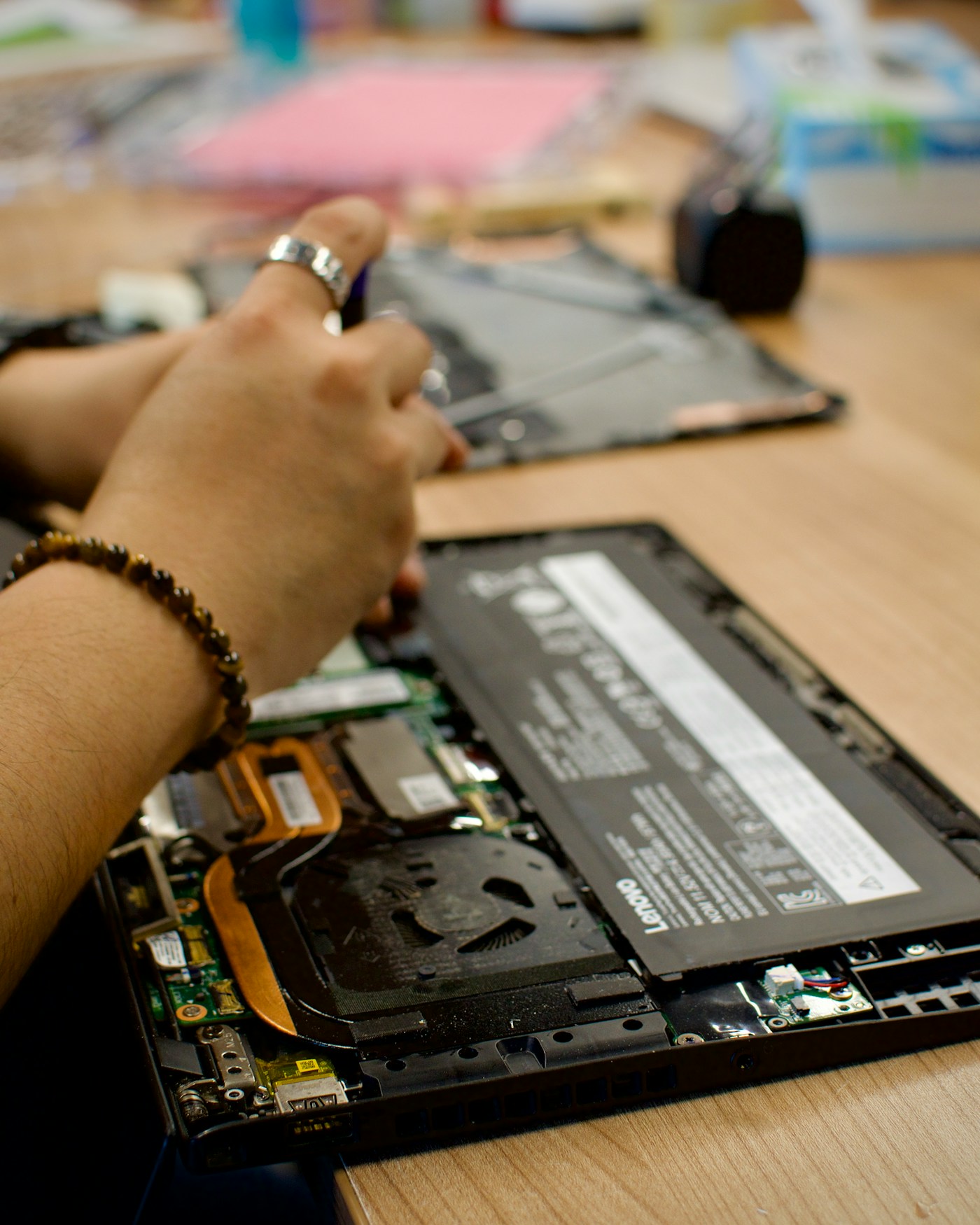 Técnico realizando soporte en un computador portátil